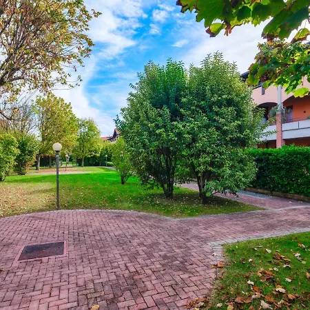 Flowered Balcony - 2 Bedrooms Sirmione