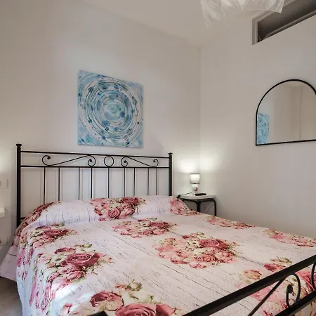 Flowered Balcony - 2 Bedrooms Sirmione